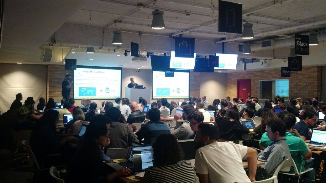 Lucas Cruz ministrando aula presencial no Google